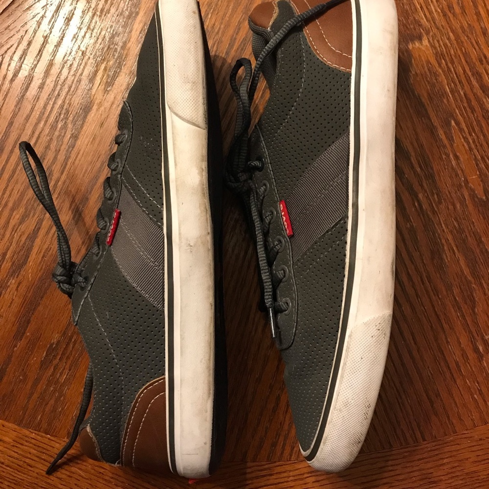 Comfortable Classic Levi’s Grey Lace Up Sneakers! - Picture 5 of 16